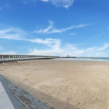 Stylish Seafront , Cleaning Included Apartmán