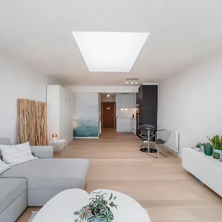 Stylish Seafront , Cleaning Included Apartmán